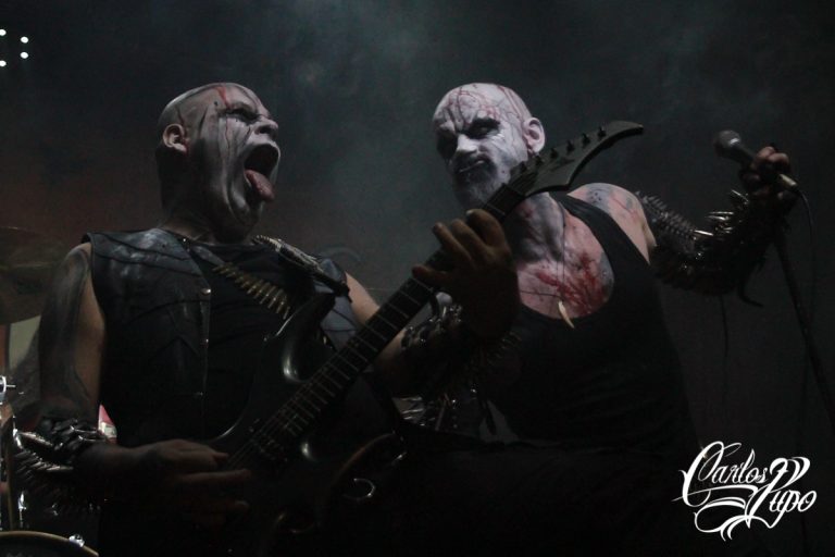 O brasileiro Fabio Zperandio(e) ao lado do vocalista Hoest no show no Hangar 110 em SP