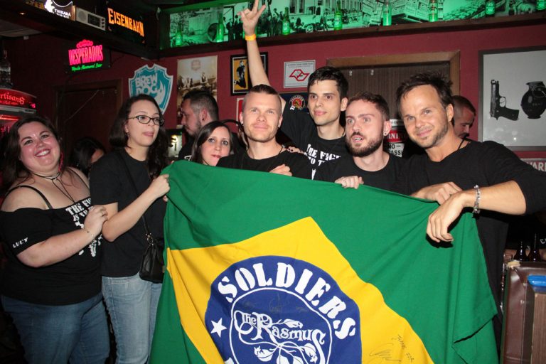 Integrantes da banda The Rasmus se encontram com os fãs em SP