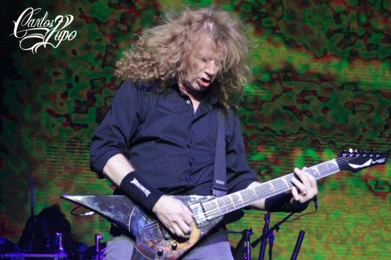 Dave Mustaine demonstrando muita energia no palco