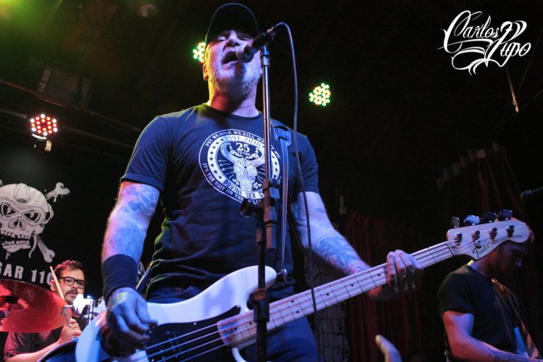 ARQUIVO - CJ Ramone, ex-baixista dos Ramones, apresenta-se no Hangar 110, em São Paulo. O show promove o novo álbum “American Beauty” e o DVD “Havanna GoGo”, gravado em Cuba. Acompanhado de Nate Sander (guitarra), Joshua Blackway (guitarra) e Pedro Sosa (bateria), ele executou um repertório recheado por diversos clássicos dos Ramones, além das composições dos primeiros álbuns solo “Reconquista” e “Last Chance to Dance”.