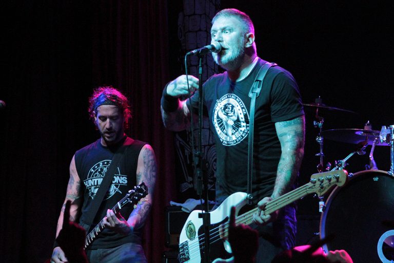 CJ Ramone faz show em SP e agita o Hangar