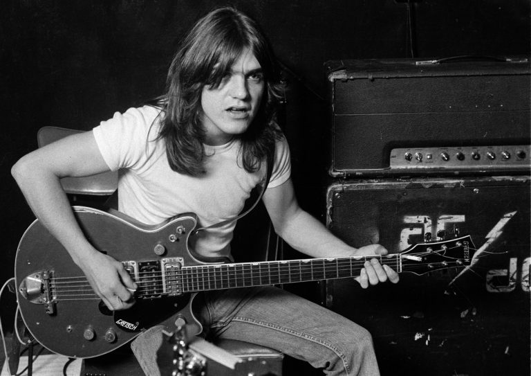 Malcolm Young, membro fundador do AC/DC, morre aos 64 anos