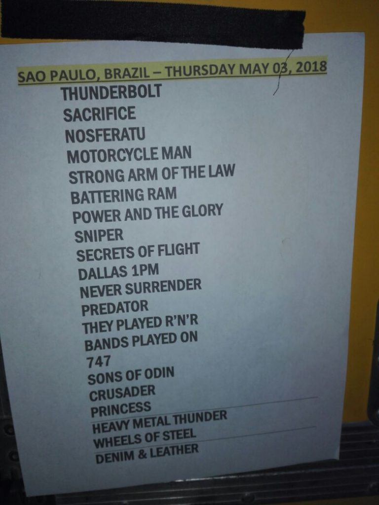 Setlist sem as músicas “Broken Heroes” e “Ride Like the Wind”