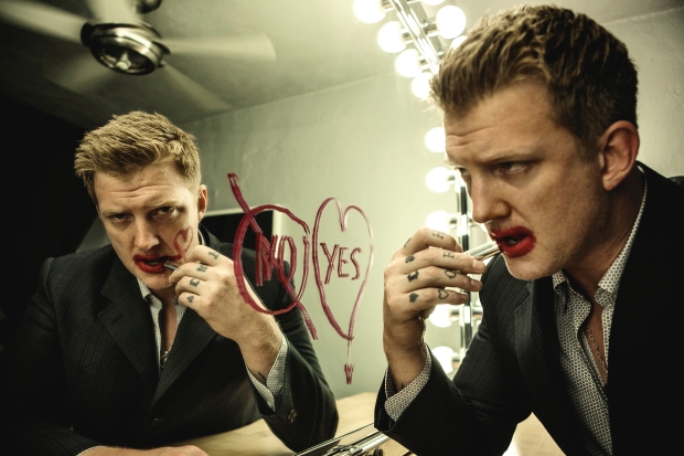 Josh Homme, da banda Queens of the Stone Age, chuta fotógrafa no rosto