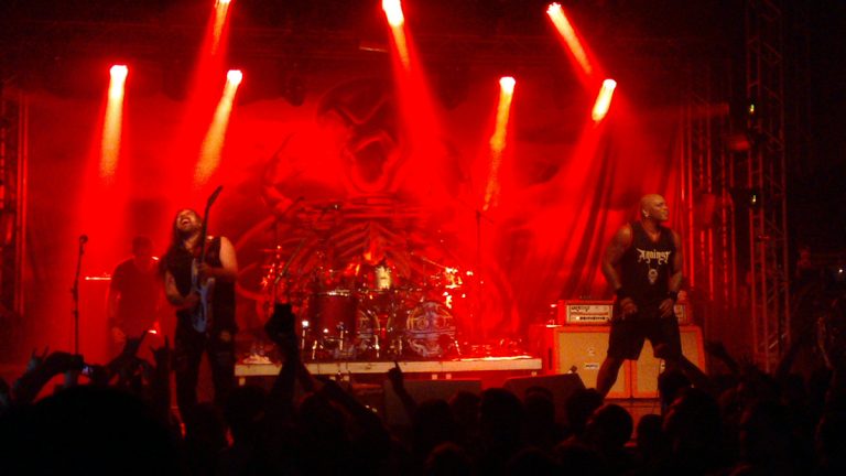 Sepultura encerra a sua turnê com apresentação implacável em Porto Alegre