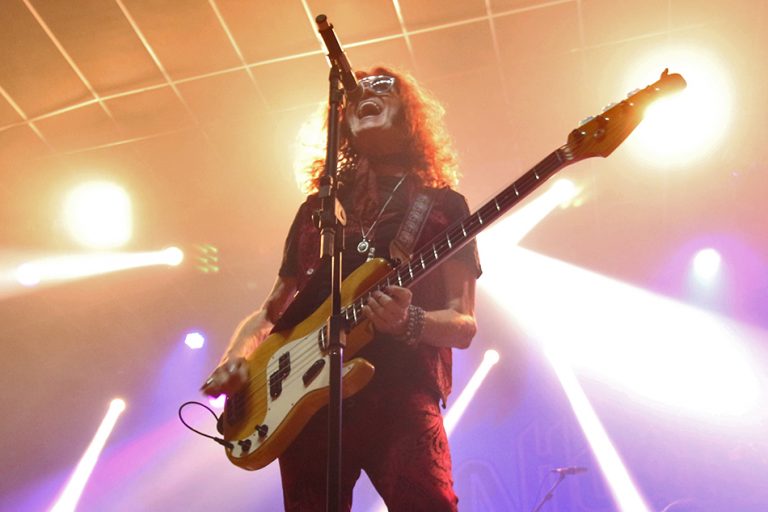 Glenn Hughes faz show eletrizante com repertório clássico de sua carreira no Deep Purple