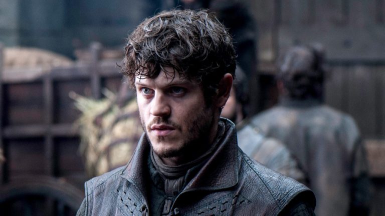 Iwan Rheon pode interpretar o guitarrista Mick Mars