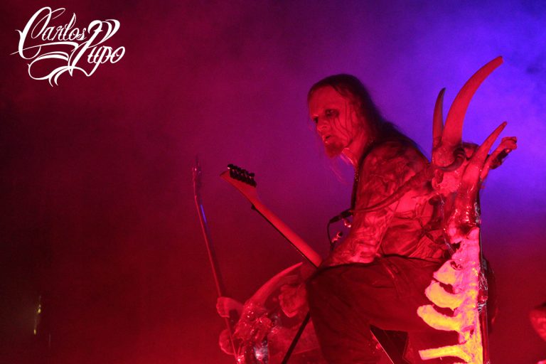 O guitarrista e vocalista Helmuth Lehner, do Belphegor, que interagiu bastante com o público