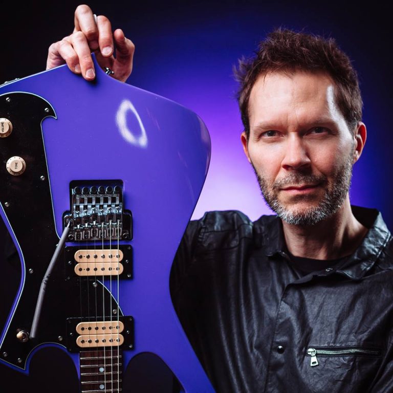 Paul Gilbert convida fãs para o show de SP