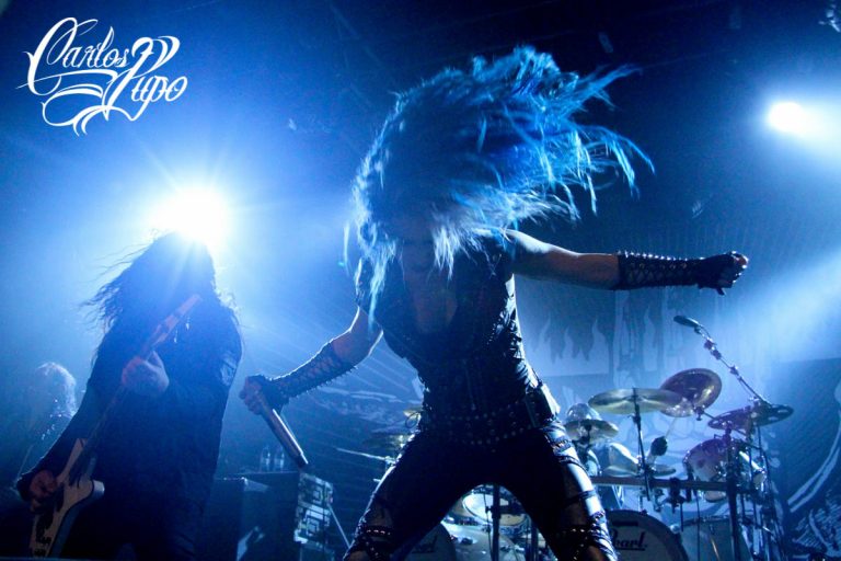 Alissa White-Gluz com sua energia à frente do Arch Enemy