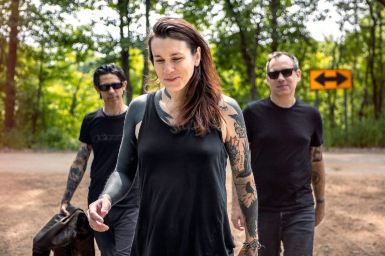 Laura Jane Grace & The Devouring Mothers estreia no Brasil em outubro