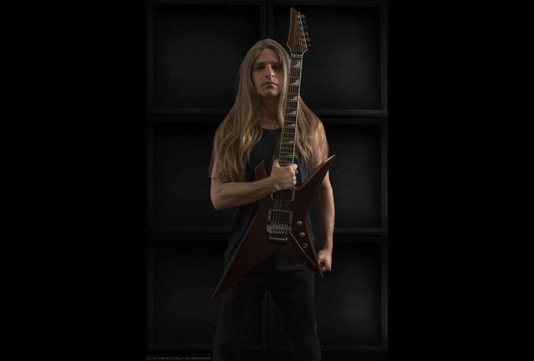 Brasileiro é anunciado como novo guitarrista do Manowar