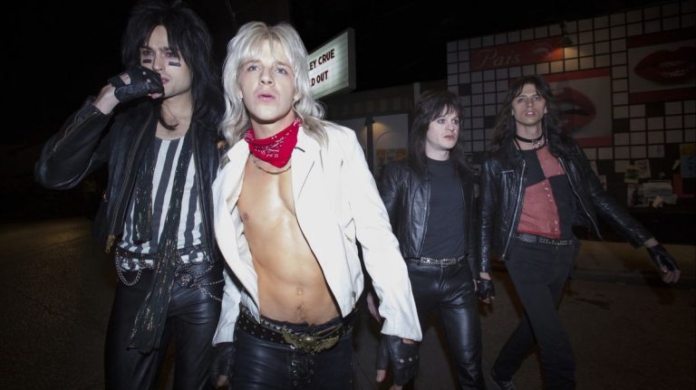 O filme biográfico da Netflix sobre o Mötley Crüe conta a história de como (e/d) Nikki Sixx (Douglas Booth), Vince Neil (Daniel Webber), Mick Mars (Iwan Rheon) e Tommy Lee (Colson Baker, também conhecido como rapper Machine Gun Kelly) aproveitaram a vida e a fama em Los Angeles nos anos 80.