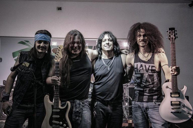 Além do lançamento nacional, o oitavo disco de estúdio do grupo goiano também ganhou edições na Europa e Estados Unidos pela Roxx Records Além do lançamento nacional, o oitavo disco de estúdio do grupo goiano também ganhou edições na Europa e Estados Unidos pela Roxx Records