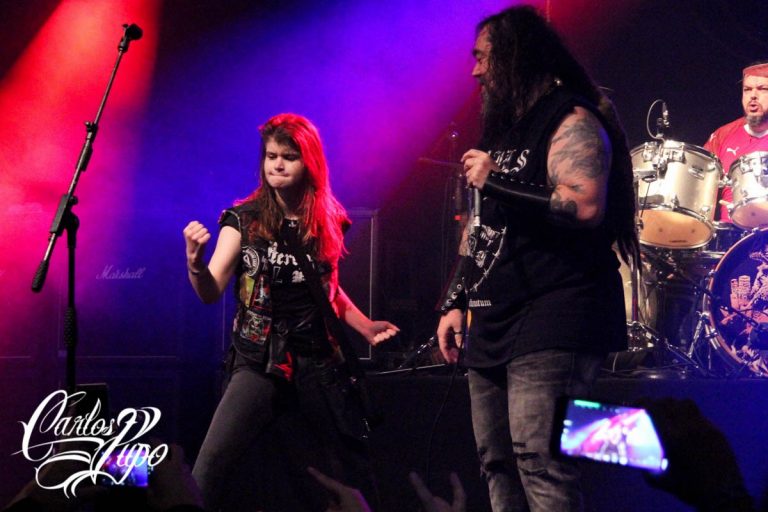 Momento em que Fernanda, de 18 anos, subiu ao palco e cantou junto com Max Cavalera