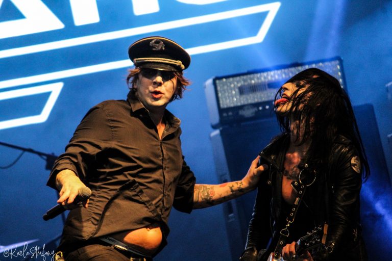O carismático vocalista “Whiplasher Bernadotte e o guitarrista Cat Casino O carismático vocalista “Whiplasher Bernadotte e o guitarrista Cat Casino