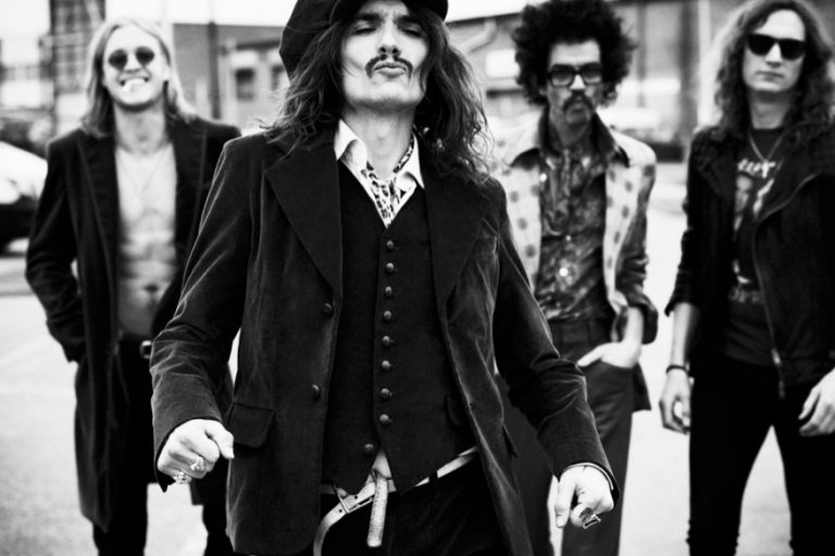 The Darkness lança novo single “Rock And Roll Deserves To Die”