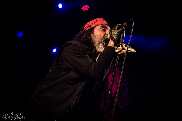 O vocalista Vladimir Korg, um dos grandes nomes da cena underground brasileira.