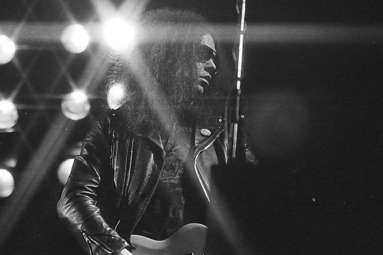 Larry Wallis, guitarrista original do Motorhead, morre aos 70 anos