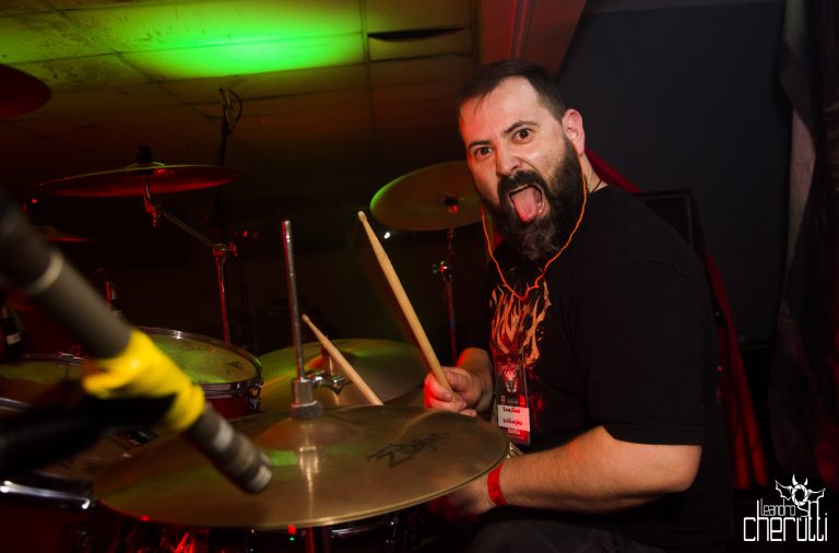 Wellington Backer comenda a bateria da banda Anarkhon