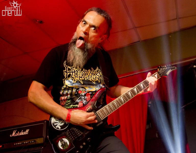 Guitarrista Valério Exterminator (Holocausto), no show da estreante banda mineira de Death Metal BHell