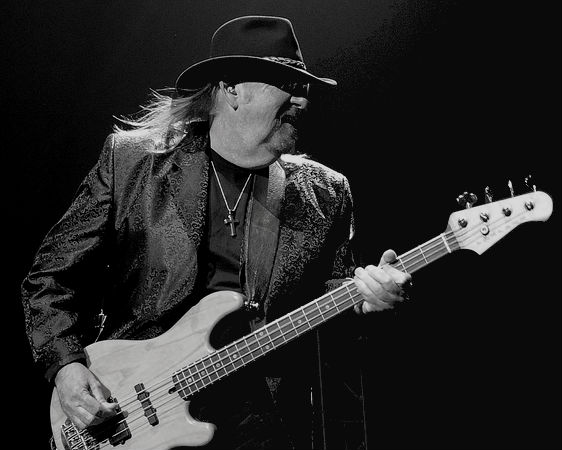 Larry Junstrom, baixista fundador do Lynyrd Skynyrd, morre aos 70 anos