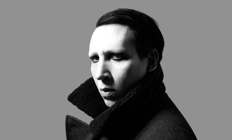 Marilyn Manson se entrega à polícia devido a mandado de prisão por agressão