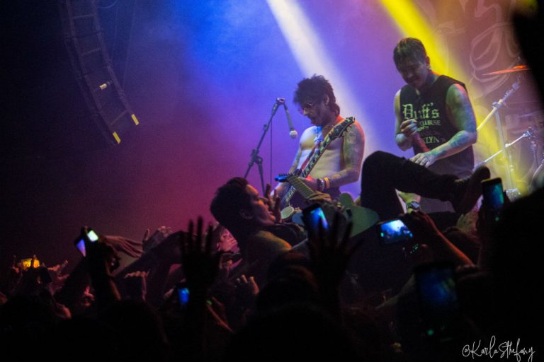 Escape the Fate agitou o The House, em São Paulo, com sold out e muito stage dive. Escape the Fate agitou o The House, em São Paulo, com sold out e muito stage dive.
