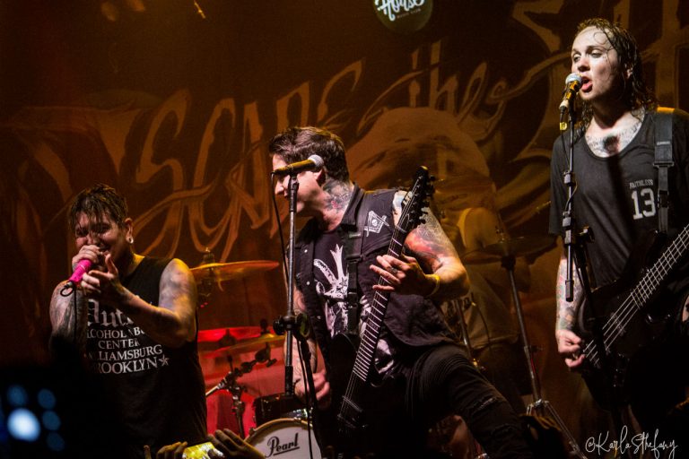 Escape The Fate realizou um show emocionante, que reuniu um público animado e fiel