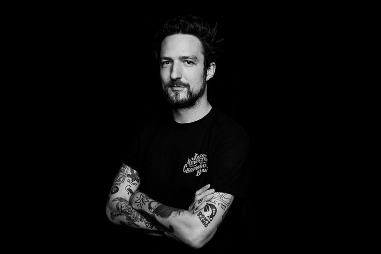 Frank Turner, ícone do folk punk, estreia no Brasil em abril de 2020