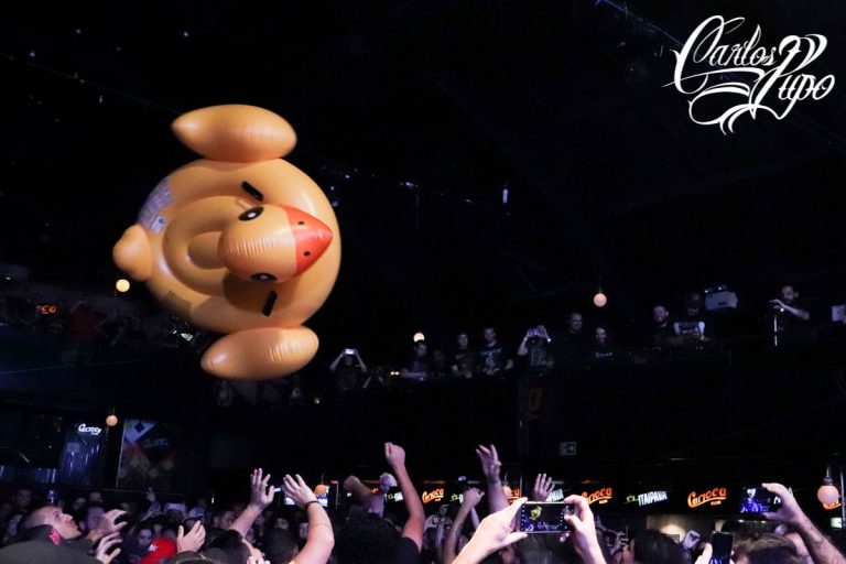 A Banda Surra termina o show com enorme pato inflável