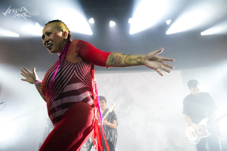 Thaís Silva sube ao palco durante algumas músicas para realizar uma performance, com um interpretação de Sangue de uma maneira incrível, dançando no ritmo e sentindo a música.