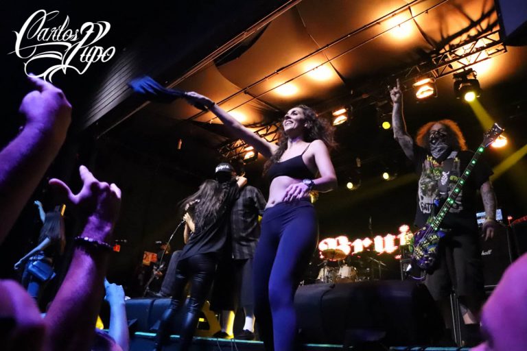 Para fechar a noite, Brujeria sobe ao palco junto com fãs que agitaram da primeira á última música Para fechar a noite, Brujeria sobe ao palco junto com fãs que agitaram da primeira á última música