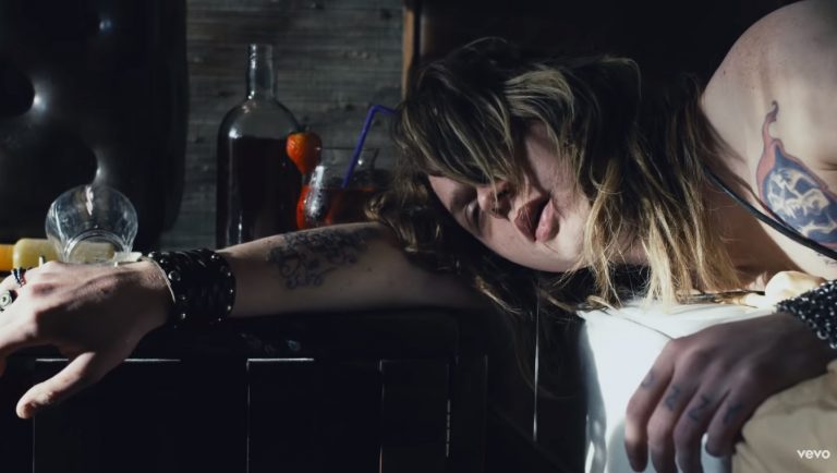 Clipe de ‘Under the Graveyard’ lembra fase em que Ozzy Osbourne esteve à beira da morte