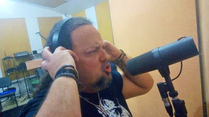 O Headhunter D.C. escolheu uma das músicas menos usuais do Iron Maiden em turnês. No detalhe, Sérgio ‘Baloff’ nas sessões de gravação no Massa Sonora Studio, em Salvador (BA) 