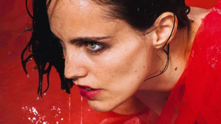 Anna Calvi anuncia Hunted, reinvenção de seu mais recente disco Hunter