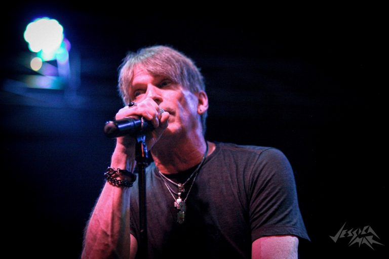 Dave Bickler esbanja carisma e talento em sua primeira passagem ao Brasil