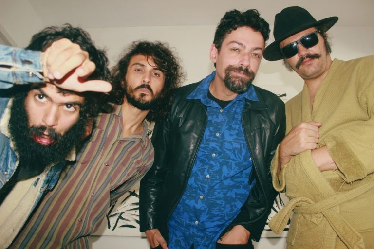 Os Vulcânicos retornam com o barulhento EP ‘Deus Monstro’