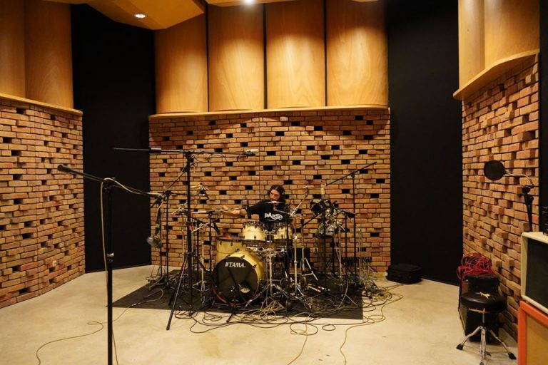 Carnation entra em estúdio para a gravação de seu segundo álbum