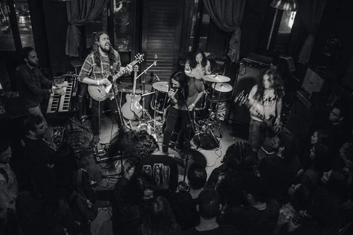 Novas composições mostram faceta experimental aliada ao hard setentista Novas composições mostram faceta experimental aliada ao hard setentista