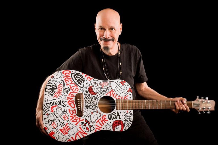 Morre o músico e produtor Bob Kulick aos 70 anos