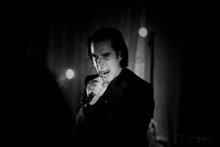 Nick Cave lança cover inédito para “Cosmic Dancer”