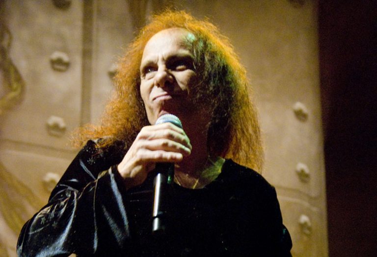 Ronnie James Dio: editora divulga trecho de “Rainbow in the Dark”, autobiografia do cantor