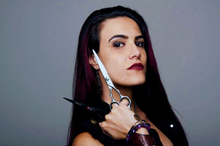 Barbeira Nila Hassan, a primeira barber brasileira a realizar curso na rede Barberian Barbershop, de propriedade de Nergal (Behemoth), fará Live ás Sextas-Feiras