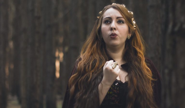 Em clima romântico, Lyria lança clipe gravado em floresta