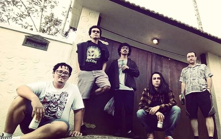 Mad Chicken cristaliza o stoner grunge entre inéditas e regravações