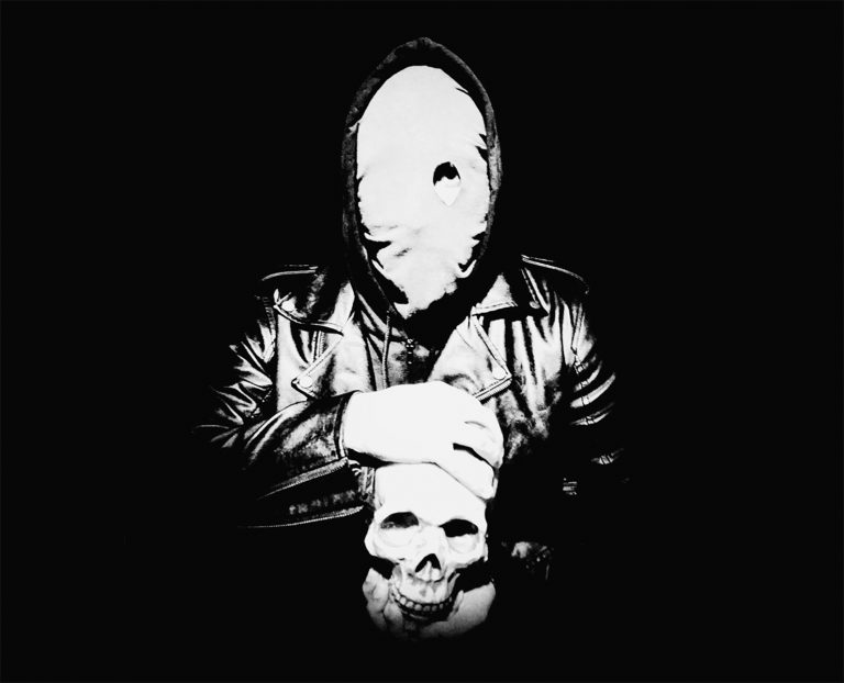 Fratura lança EP que mistura os riffs arrastados do doom, a velocidade clássica do punk e misantropia do Black Metal