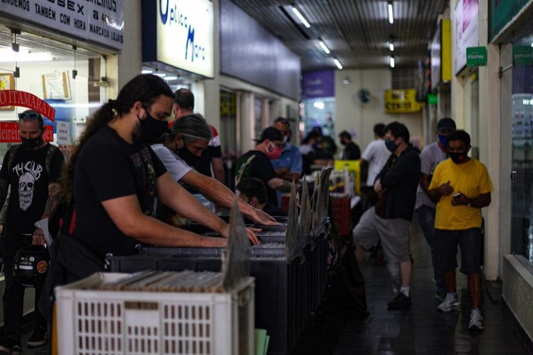 Lojistas e colecionadores se encontram na primeira Feira de Discos de Vinil, após a reabertura do setor, na cidade de Santo André, no estado de São Paulo, nesta manhã de sábado (24). 