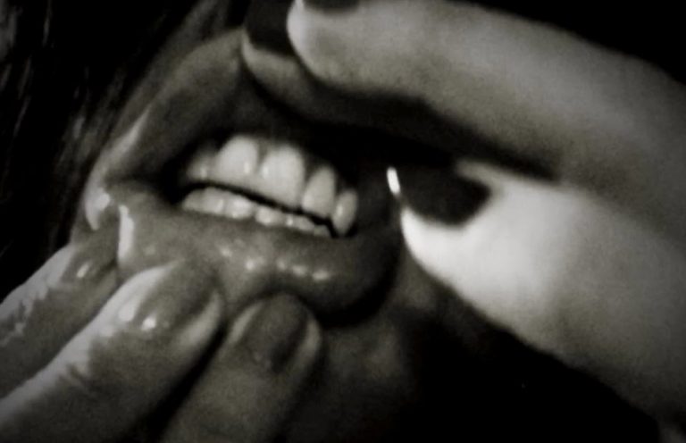 The Kills anuncia lançamento de álbum de raridades, Little Bastards; revela novo vídeo de demo inédita ‘Raise Me’