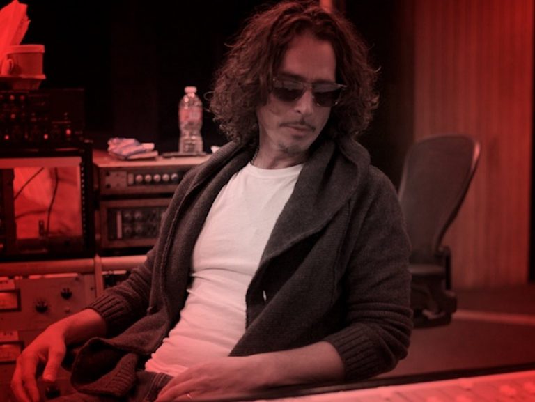 Biografia do músico Chris Cornell chega ao Brasil pela editora Estética Torta